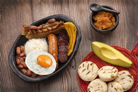  Bandeja Paisa! Un Piatto Colorato e Saporito che Esplode di Aromi Andini!