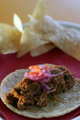  Cochinita Pibil: Un'esplosione di sapori tropicali avvolta in un abbraccio di lento brasato!