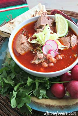  Pozole Roxo: Un Bollito Piccante che Si Scioglie in Bocca e Risveglia le Papille Gustative! 