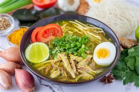   Soto Ayam: Un Delizioso Brodo di Pollo Aromatizzato con Spezie Tropicale e un Accenno Fresco di Limone!