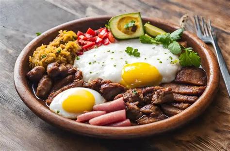 Bandeja Paisa! Una Sinfonia di Sapori Rusticani e Freschezza Tropicale!