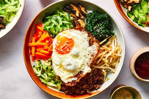  Bibimbap: Una esplosione di sapori speziati e freschezza vegetale!