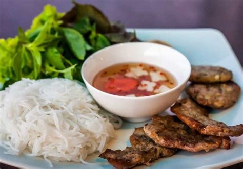  Bún Chả: Un trionfo di sapori affumicati e freschezza agrumata!