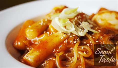  Ddeokbokki: Un esplosione piccante e confortante di sapore in ogni boccone!