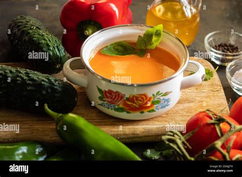 Gazpacho, Un Rinfrescante Sinfonia di Verdure e un Velo di Piccantezza Astuciana!