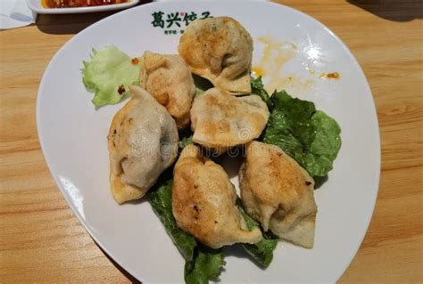  I Fried Dumplings di Zhuhai: Un Symphony di Sapori Piccanti e Textura Croccante!