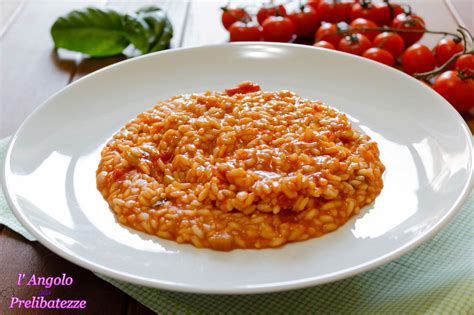  I Noodle di Riso al Pomodoro: Un Intricato Ballo di Sapori Piccanti e Freschezza Erbacea!