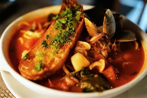  La Zuppa di Pesce alla Hangzhou: Un Delizioso Intrigo di Sapori Marini e Spezie Aromatiche?