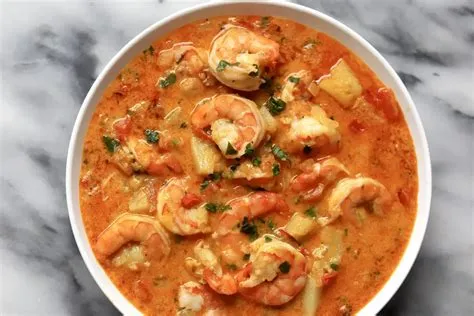  Moqueca de Camarão: Un trionfo di sapori tropicali e un'esplosione di freschezza sul palato!