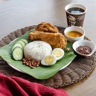 Nasi Lemak: Un piatto piccante e cremoso che fonde sapori tropicali ed erbe aromatiche!