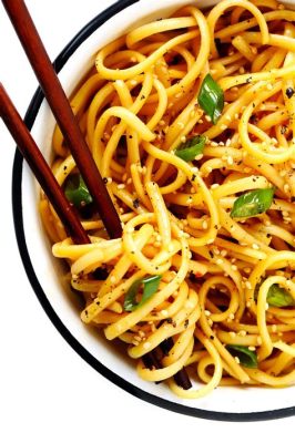  Putian Sesame Oil Noodles: Unisce il profumo avvolgente dell'olio di sesamo alla texture deliziosa e scioglievole dei noodles!