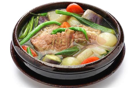  Sinigang na Baboy: Un trionfo di sapori agrumati e umami che danza sul palato!