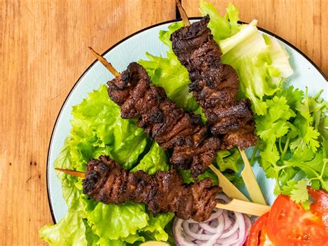 Suya: Una Sinfonia di Spezie e Carne Grigliata alla Perfezione!